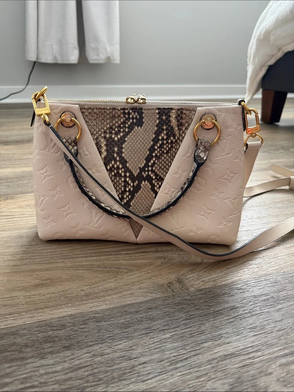 Louis Vuitton python and beige crossbody with gold hardware - Picture 7 of 16